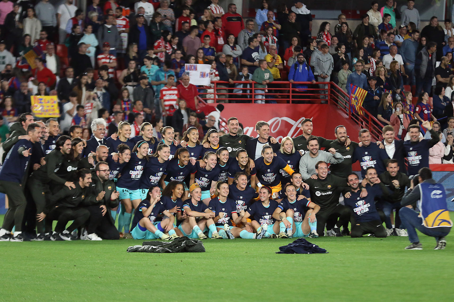 Las jugadoras del FC Barcelona celebran el título de Liga conseguido tras el encuentro correspondiente a la jornada 26 de la Liga F que Granada y FC Barcelona disputaron en el Nuevo Estadio de Los Cármenes. EFE/Pepe Torres.
