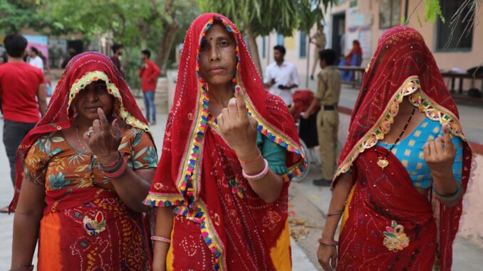 Mujeres enseñan tinta indeleble en su pulgar tras votar en las elecciones indias. (Elecciones) EFE/EPA/RAJAT GUPTA
