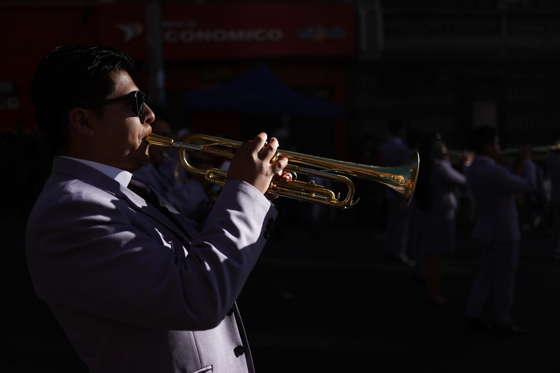 Un músico participa durante la tradicional entrada de "Jesus del Gran Poder" este sábado en La Paz, (Bolivia). EFE/Luis Gandarillas
