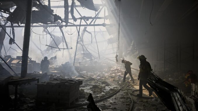 Rescatistas ucranianos trabajan en el lugar de un bombardeo contra una imprenta en Járkov, Ucrania, el 23 de mayo de 2024.EFE/ Sergey Kozlov
