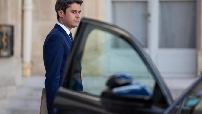 El primer ministro francés, Gabriel Attal , sale del Elíseo tras una reunión del gobierno este miércoles 15 de mayo de 2024. EFE/EPA/CHRISTOPHE PETIT TESSON
