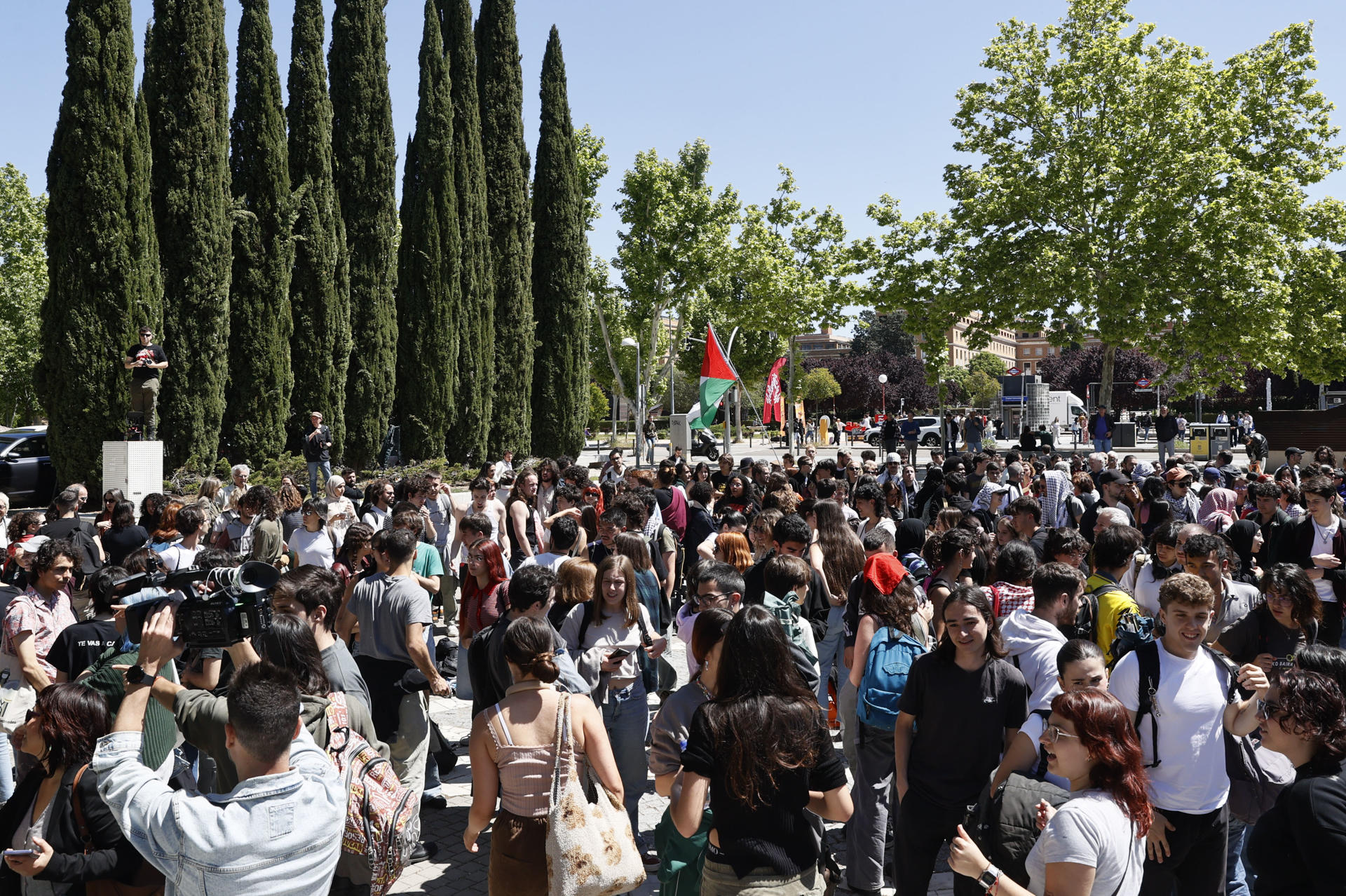 Varios universitarios participan en la asamblea abierta “La Uni se organiza por Palestina”, para decidir qué acciones llevar a cabo en los próximos días en apoyo a Palestina, este martes en la Universidad Complutense de Madrid. EFE/ Fernando Alvarado
