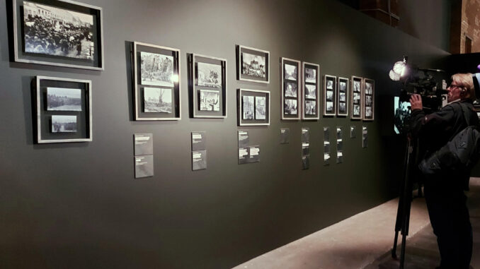 Vista de las fotos inéditas sobre crímenes de guerra cometidos por soldados alemanes durante la II Guerra Mundial, pertenecientes a la colección del célebre fotógrafo bélico soviético Yevgueni Jaldéi, que son expuestas por primera vez al público en el Museo Hebreo de Moscú, junto a obras de otros quince fotorreporteros soviéticos de origen judío. EFE/Fernando Salcines
