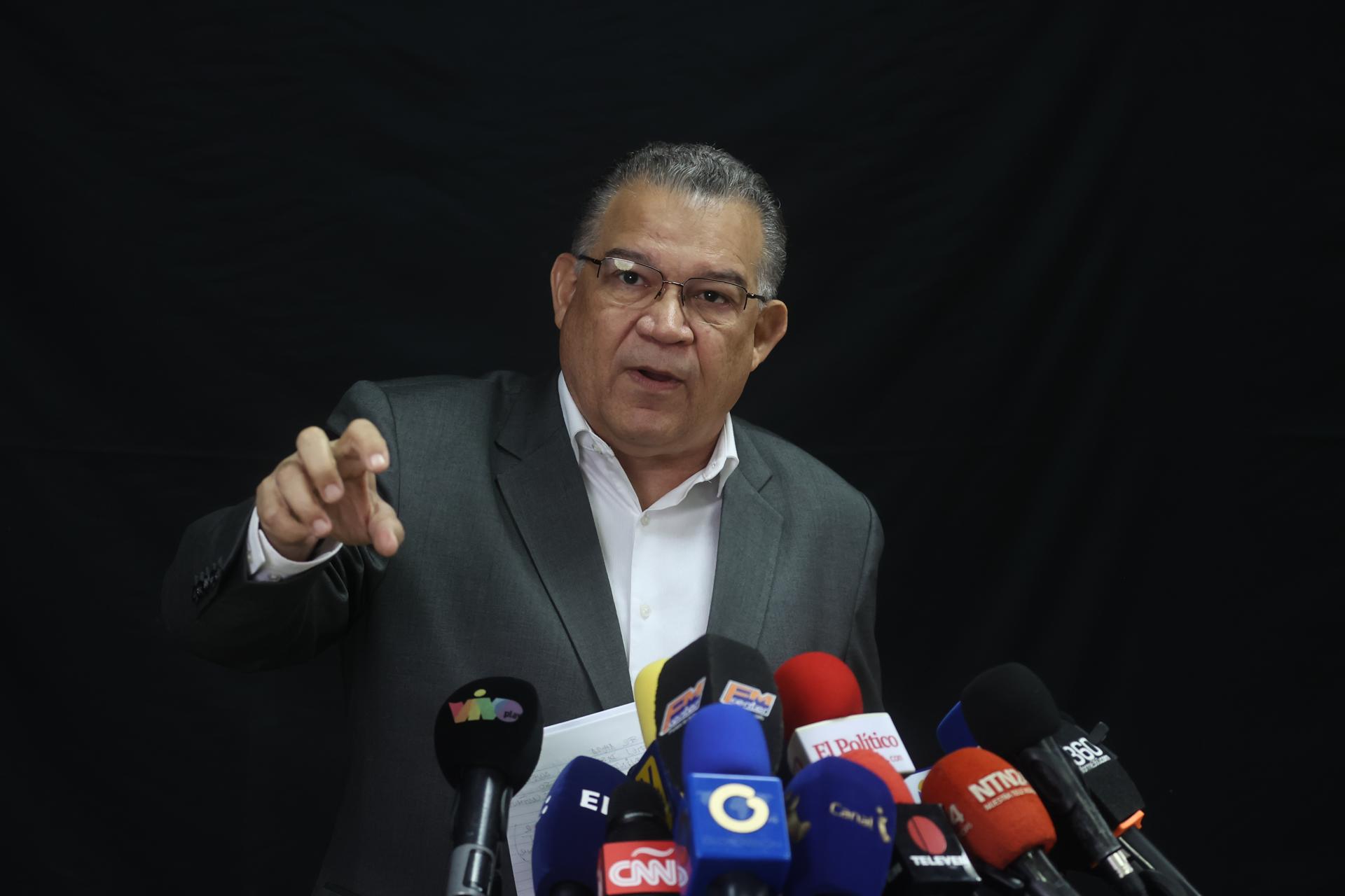El candidato presidencial opositor de Venezuela Enrique Márquez ofrece una rueda de prensa este martes en Caracas (Venezuela). EFE/ Miguel Gutiérrez
