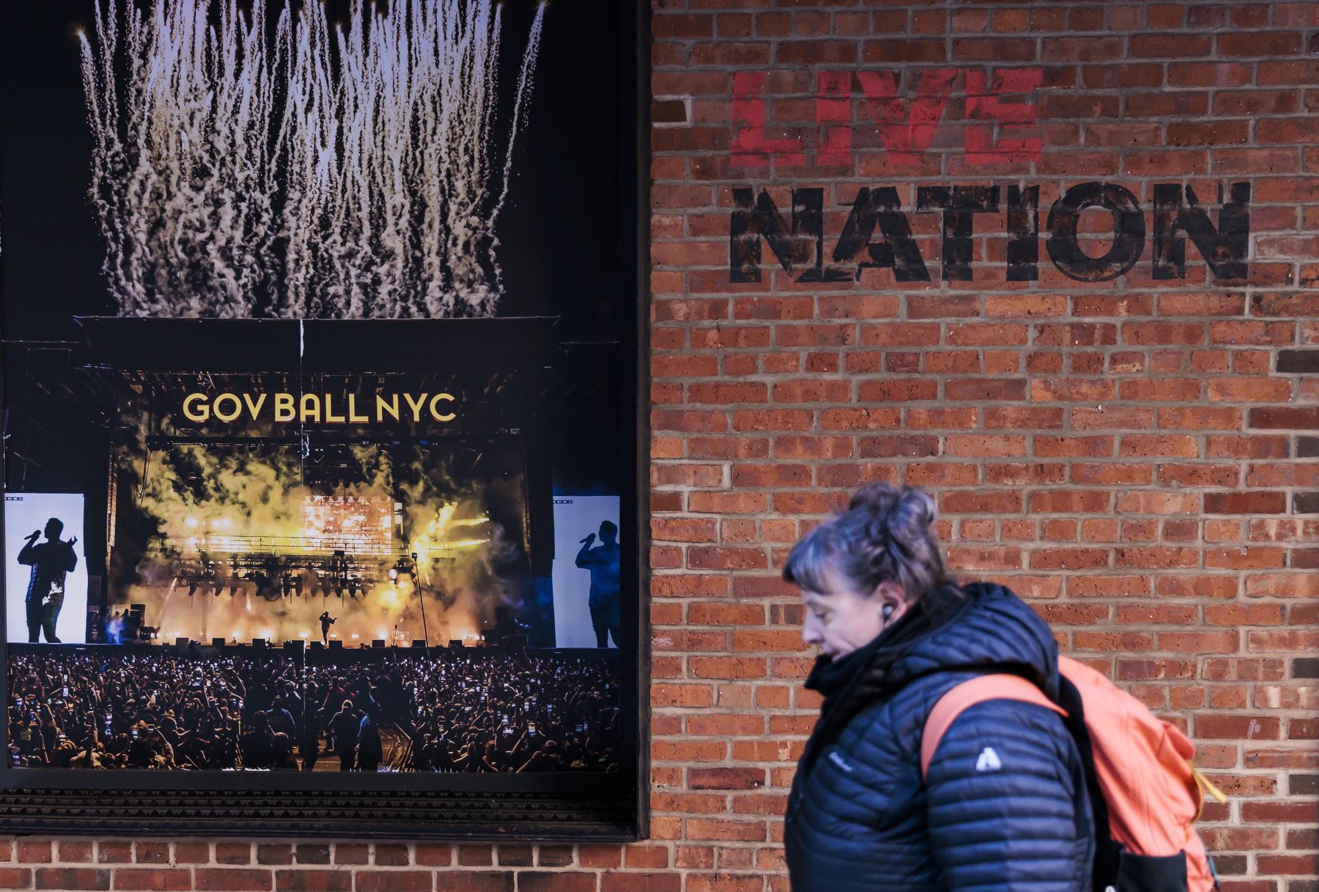 Fotografía de archivo donde se ve a una persona pasa por las oficinas de Live Nation Entertainment en Nueva York (Estados Unidos), empresa propietaria de Ticketmaster. EFE/Justin Lane
