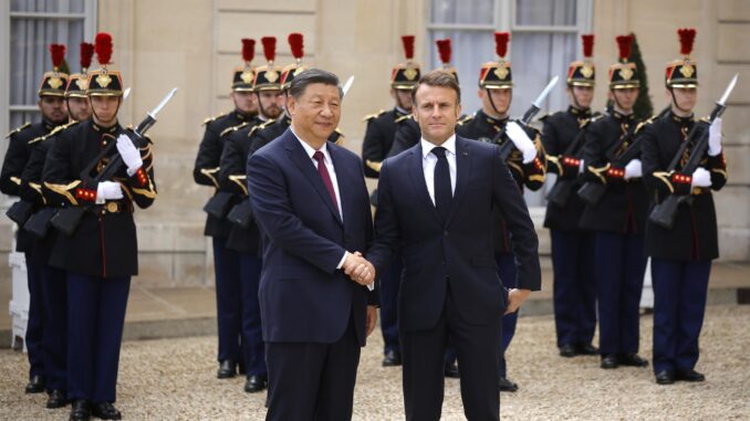 El presidente de Francia, Emmanuel Macron, y su homólogo chino, Xi Jinping. EFE/EPA/YOAN VALAT
