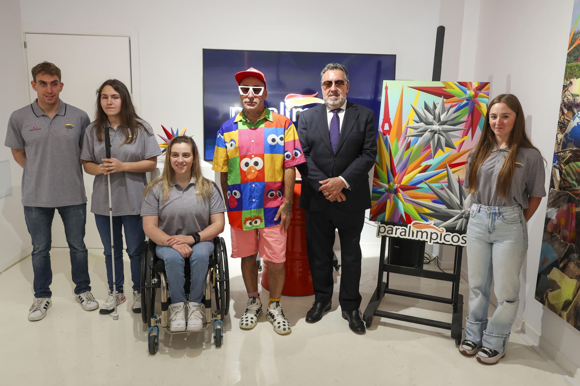 El artista Okuda (c) y el presidente del Comité Paralímpico Español, Miguel Carballeda (2d), durante la presentación de la "Estrella del Kaos", llevada a cabo en el taller 'Factoría de sueños' de Okuda en el madrileño barrio de Usera, con la participación de deportistas como la jugadora de baloncesto en silla de ruedas Sara Revuelta, la judoca María Manzanero, la triatleta Andrea Miguélez y el nadador José Cantero. EFE/Kiko Huesca
