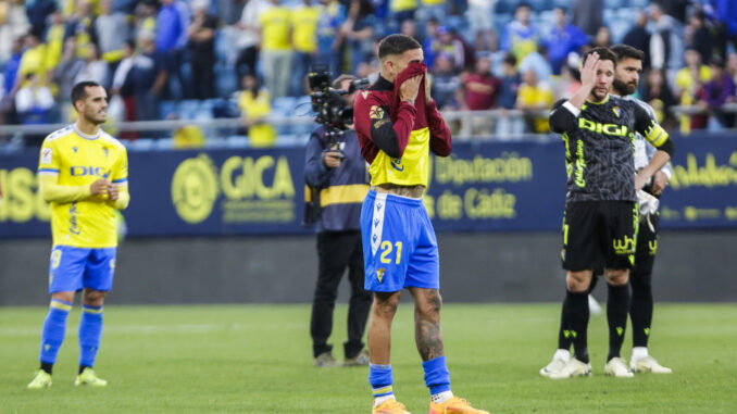 Los jugadores del Cádiz, al término del partido de Liga en Primera División que Cádiz CF y UD Las Palmas disputaron en el estadio Nuevo Mirandilla. EFE/Román Ríos
