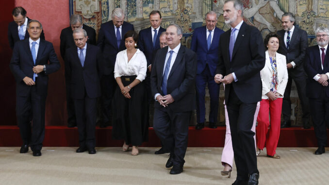 Felipe VI, acompañado por el ministro de Industria y Turismo, Jordi Hereu (c), preside la reunión del patronato de la Fundación Foro de Marcas Renombradas Españolas (FMRE), en la que se presentan los resultados del 'Índice global de desempeño de la marca España', este lunes en el palacio de El Pardo, en Madrid. EFE/ Fernando Alvarado
