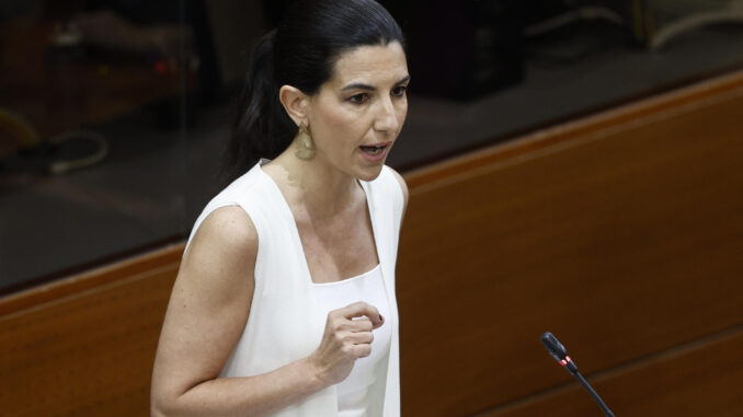 La portavoz de Vox, Rocío Monasterio interviene en un pleno en la Asamblea de Madrid. EFE/ Rodrigo Jimenez
