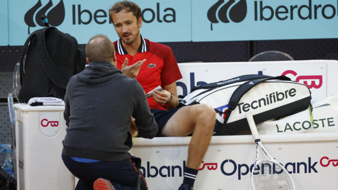 El tenista ruso Daniil Medvédev se lesiona durante el partido ante el tenista checo Jiří Lehečka, en los cuartos de final del Mutua Madrid Open, que se disputa este jueves en las instalaciones de la Caja Mágica, en Madrid. EFE/ Juanjo Martín
