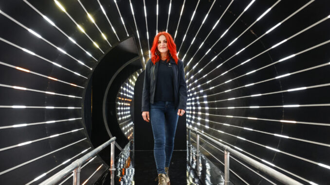 Sara García, investigadora oncológica y primera mujer española astronauta de reserva de la Agencia Espacial Europea (ESA), ha participado en la inauguración de la nueva exposición ‘Up to Space’ en el Museo de las Ciencias de la Ciudad de Las Artes y las Ciencias de Valencia. EFE/Ana Escobar
