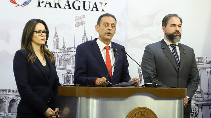 Fotografía cedida por la Presidencia de Paraguay de la vocera del Gobierno de Paraguay, Paula Carro (i); el ministro saliente de Justicia, Ángel Barchini (c), y el nuevo ministro de Justicia, Rodrigo Nicora (d), durante una rueda de prensa este jueves en Asunción (Paraguay). EFE/Presidencia de Paraguay
