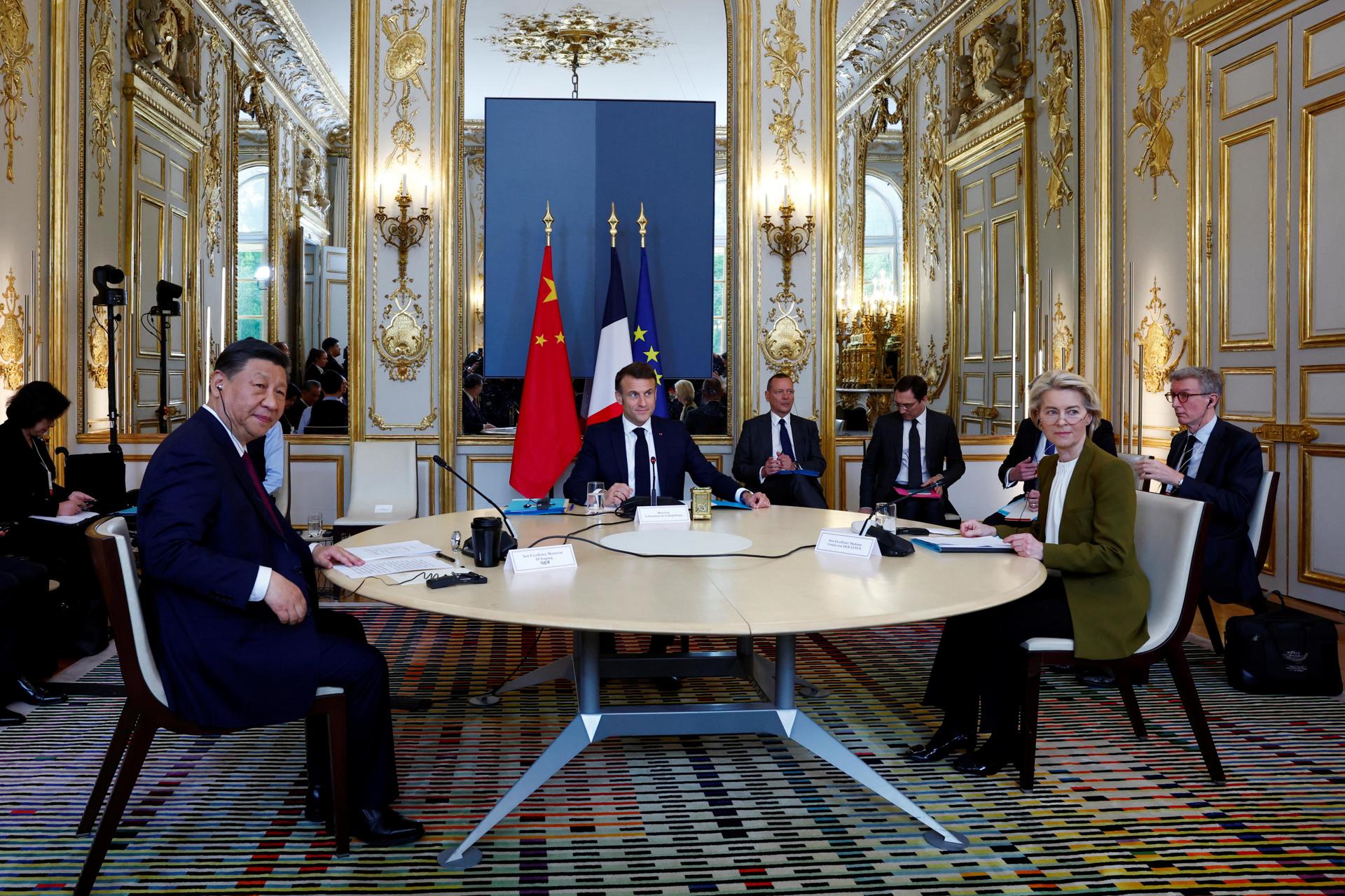 El presidente de Francia, Emmanuel Macron, su homólogo chino, Xi Jinping, y la presidenta de la Comisión Europea (CE), Úrsula von der Leyen. EFE/EPA/GONZALO FUENTES / POOL MAXPPP OUT
