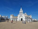 Ermita de la Virgen del Rocío en la aldea almonteña de El Rocío (Huelva), cuyos caminos hasta llegar a ella comienzan estos días a llenarse de peregrinos para participar en la romería de Pentecostés, miles de personas cuya seguridad se garantiza con recursos, humanos y materiales, en los que nuevas tecnologías cada vez cobran más protagonismo, irrumpiendo este año la inteligencia artificial. EFE/Laura Ramírez