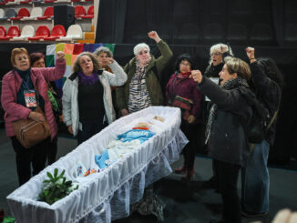 Personas se reúnen en el Micro Estadio de Morón para despedir a Nora Cortiñas, cofundadora de la asociación de Derechos Humanos "Madres de Plaza de Mayo" este viernes, en la ciudad de Buenos Aires (Argentina). EFE/Str