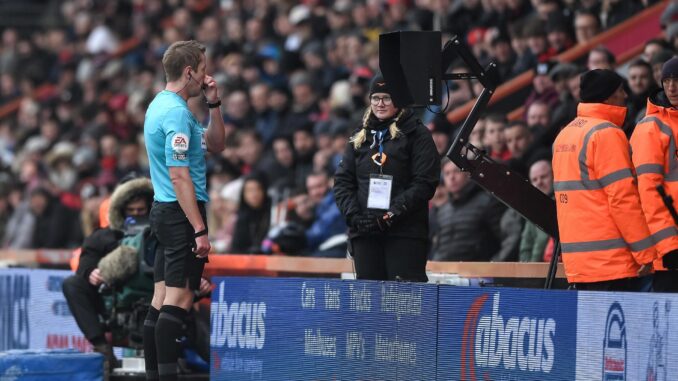 El árbitro ingles John Brooks observa el monitor durante eun partido de la Premier League EFE/EPA/Vince Mignott
