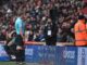 El árbitro ingles John Brooks observa el monitor durante eun partido de la Premier League EFE/EPA/Vince Mignott