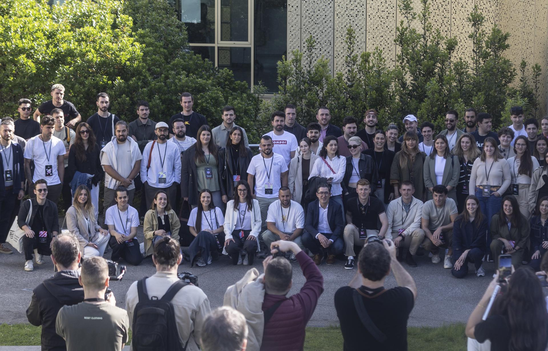 El Basque Culinary Center reúne este lunes, en una jornada de trabajo en su sede de San Sebastián, a los '100 jóvenes talentos de la gastronomía', una selección de profesionales menores de 30 años que componen una mirada multidisciplinar y actual del sector. EFE/Juan Herrero
