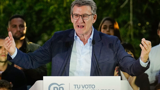 El presidente del PP, Alberto Núñez Feijoo, participa en el acto de campaña que los populares celebran hoy jueves en Tarragona. EFE/Enric Fontcuberta
