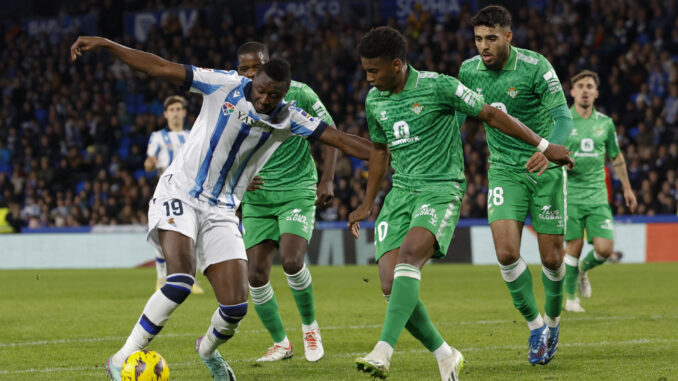 El delantero nigeriano de la Real Sociedad Sadiq Umar (i) disputa un balón con el defensa brasileño del Betis Abner Vinícius (2d) en el Reale Arena de San Sebastián en una foto de archivo de Javier Etxezarreta. EFE
