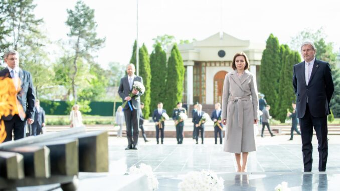 La presidenta moldava, Maia Sandu, con el comisario europeo de Presupuestos, Johannes Hahn, el pasado día 9 en Chisinau. EFE/EPA/DUMITRU DORU
