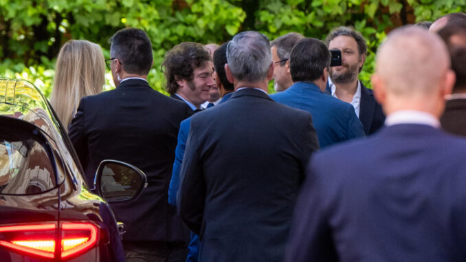 El presidente de Argentina, Javier Milei (c), llega a la residencia del embajador argentino en España para mantener un encuentro con directivos de empresas españolas este sábado en Madrid. EFE/ Fernando Villar
