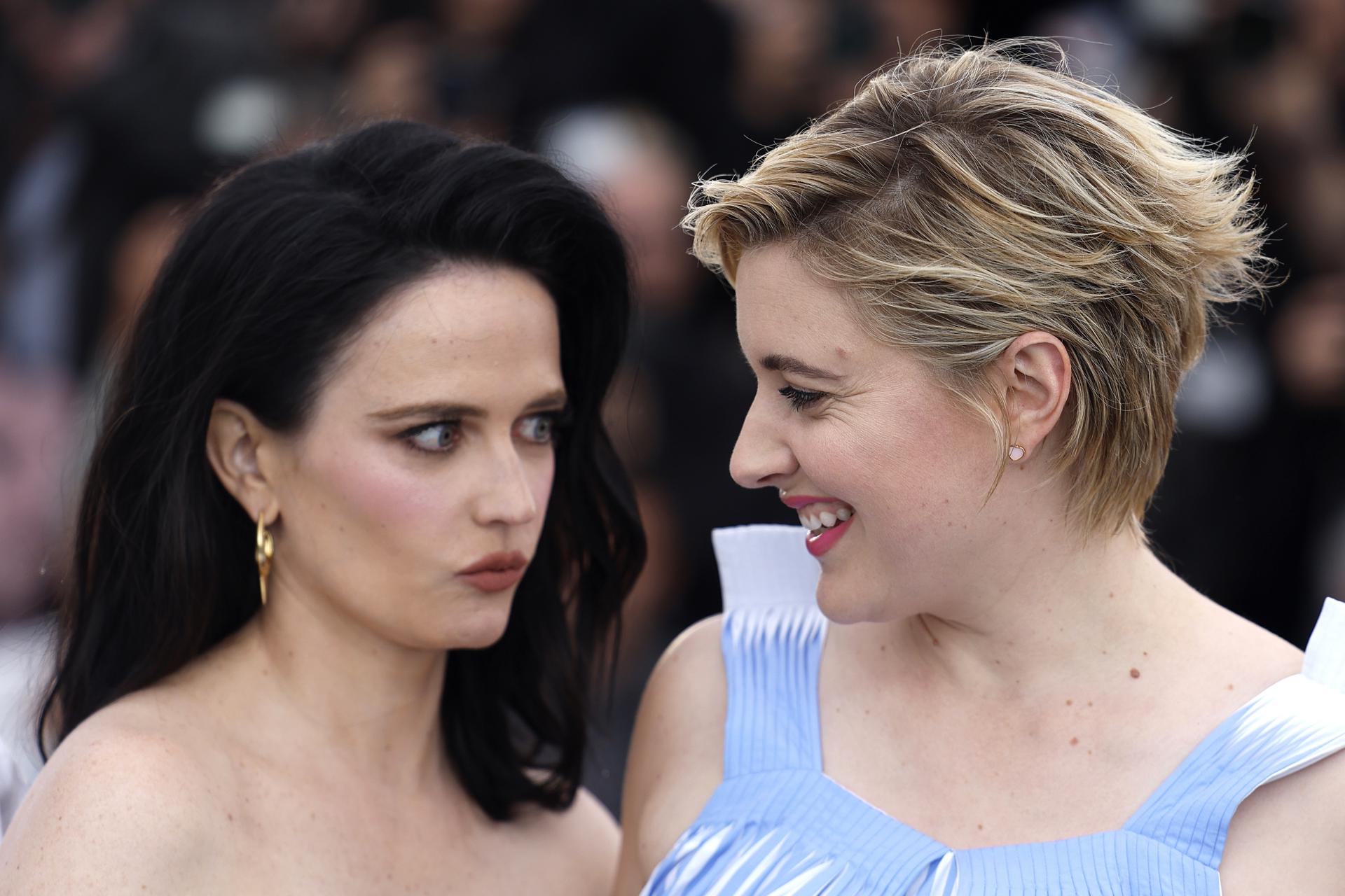 La miembro del jurado Eva Green (i) y la presidenta Greta Gerwig asisten a una sesión fotográfica antes de la inauguración del 77º Festival de Cine de Cannes, en Cannes, Francia, el 14 de mayo de 2024. El festival se celebrará del 14 al 25 de mayo de 2024. (Cine, Francia) EFE/EPA/GUILLAUME HORCAJUELO
