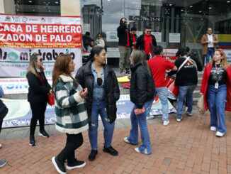 Trabajadores del Ministerio del Trabajo protestan por acuerdos incumplidos en la sede del ministerio este viernes, en Bogotá (Colombia). EFE/ Mauricio Dueñas Castañeda