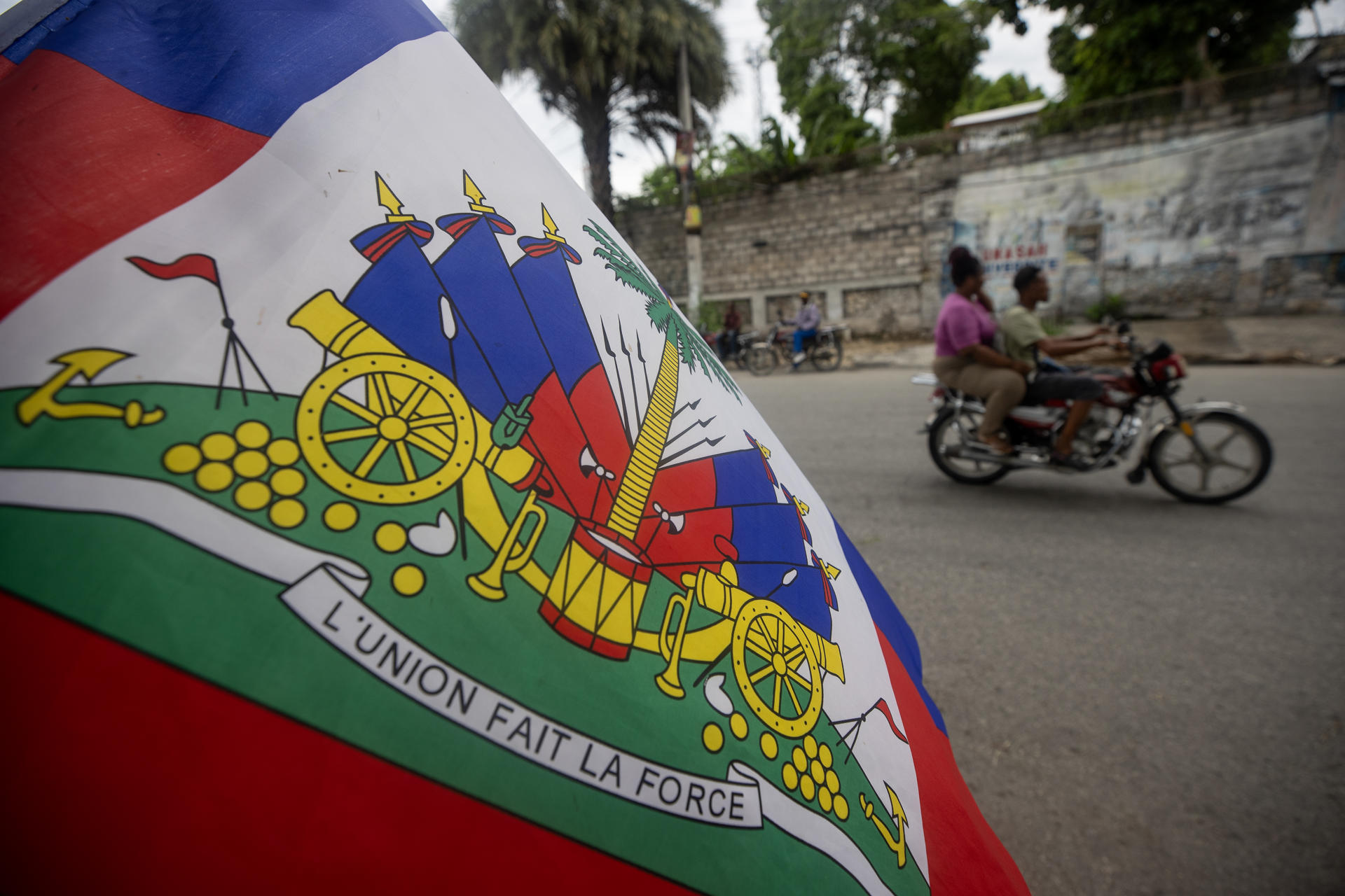 Una bandera haitiana flamea en Champs Mars este jueves en Puerto Príncipe (Haití). EFE/ Orlando Barría
