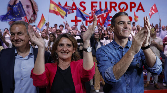 El secretario general del PSOE y presidente del Gobierno, Pedro Sánchez, la cabeza de lista del PSOE en las elecciones europeas, la vicepresidenta tercera y ministra para la Transición Ecológica y el Reto Demográfico, Teresa Ribera, y el expresidente del Gobierno José Luis Rodríguez Zapatero (i), inician la campaña a los comicios europeos en València. EFE/Biel Aliño
