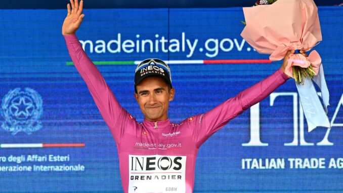 El ecuatoriano Jhonatan Nárvaez (Ineos Grenadiers) celebra la victoria de la primera etapa del Giro de Italia 2024, un recorrido de 140 kilómetros entre Venaria Reale y Turín. EFE/EPA/LUCA ZENNARO
