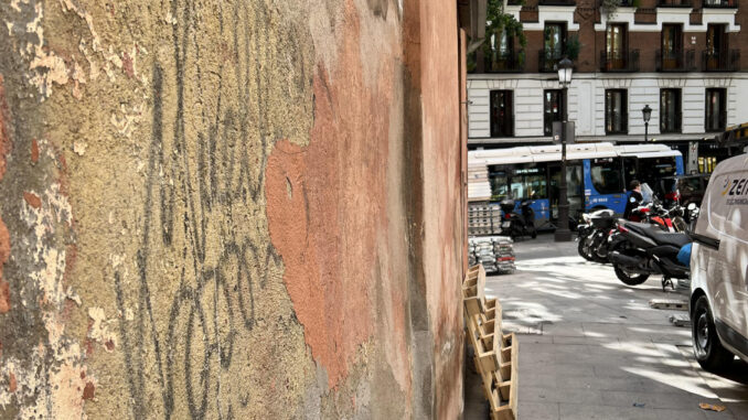 Las obras de rehabilitación en un edificio de viviendas de la calle de la Cava Alta, en el distrito de Centro en Madrid, han dejado al descubierto la famosa firma con rúbrica de Juan Carlos Argüello, más conocido como "Muelle", considerado el primer escritor de grafiti español. EFE/Almudena González Castilla
