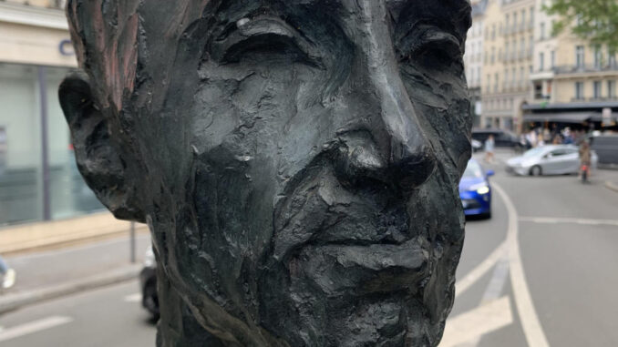 Vista este martes de un busto dedicado al cantante francés Charles Aznavour, inaugurado en 2021 por el Ayuntamiento de París, en la plaza del Odéon, en París. Aznavour, el hijo de inmigrantes armenios icono de una "chanson française" que no pasa de moda, cumpliría este 22 de mayo un siglo de vida. Un nuevo libro y un jardín con su nombre en París rinden homenaje al artista, que murió el 1 de octubre de 2018 con 94 años. EFE/ Antonio Torres Del Cerro
