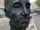 Vista este martes de un busto dedicado al cantante francés Charles Aznavour, inaugurado en 2021 por el Ayuntamiento de París, en la plaza del Odéon, en París. Aznavour, el hijo de inmigrantes armenios icono de una "chanson française" que no pasa de moda, cumpliría este 22 de mayo un siglo de vida. Un nuevo libro y un jardín con su nombre en París rinden homenaje al artista, que murió el 1 de octubre de 2018 con 94 años. EFE/ Antonio Torres Del Cerro