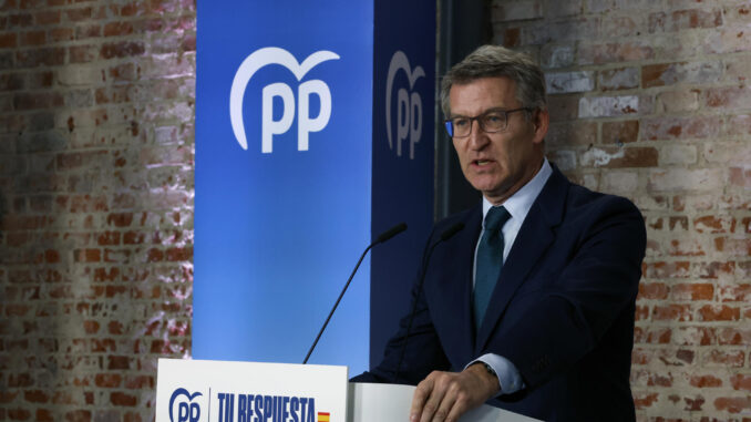 El líder del PP, Alberto Núñez Feijóo, interviene en la presentación de los ejes del programa electoral para los comicios europeos, este lunes en Madrid. EFE/ Zipi Aragón
