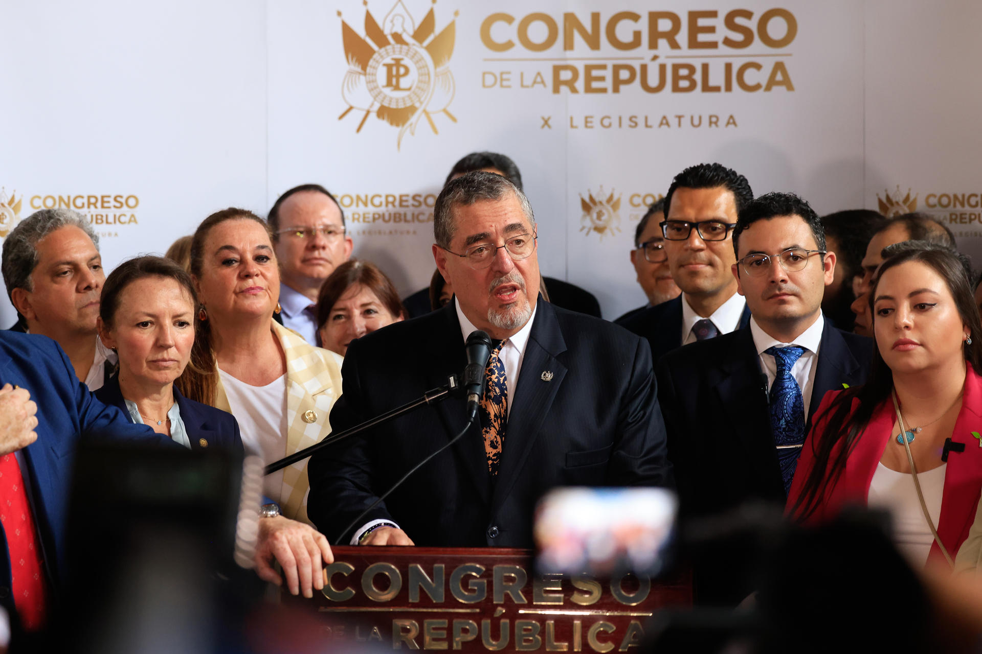 El presidente de Guatemala, Bernardo Arévalo de León, pronuncia un discurso al entregar ante el Congreso una iniciativa para reformar la ley interna de la Fiscalía este lunes en Ciudad de Guatemala (Guatemala). EFE/ Danilo Ramírez
