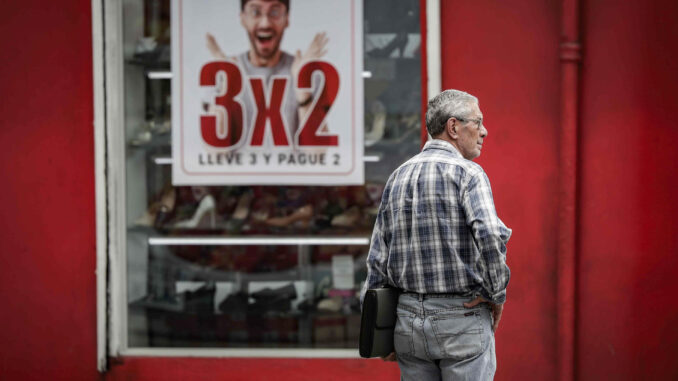 Un hombre espera frente a una tienda de calzado este martes, en San José (Costa Rica). EFE/ Jeffrey Arguedas
