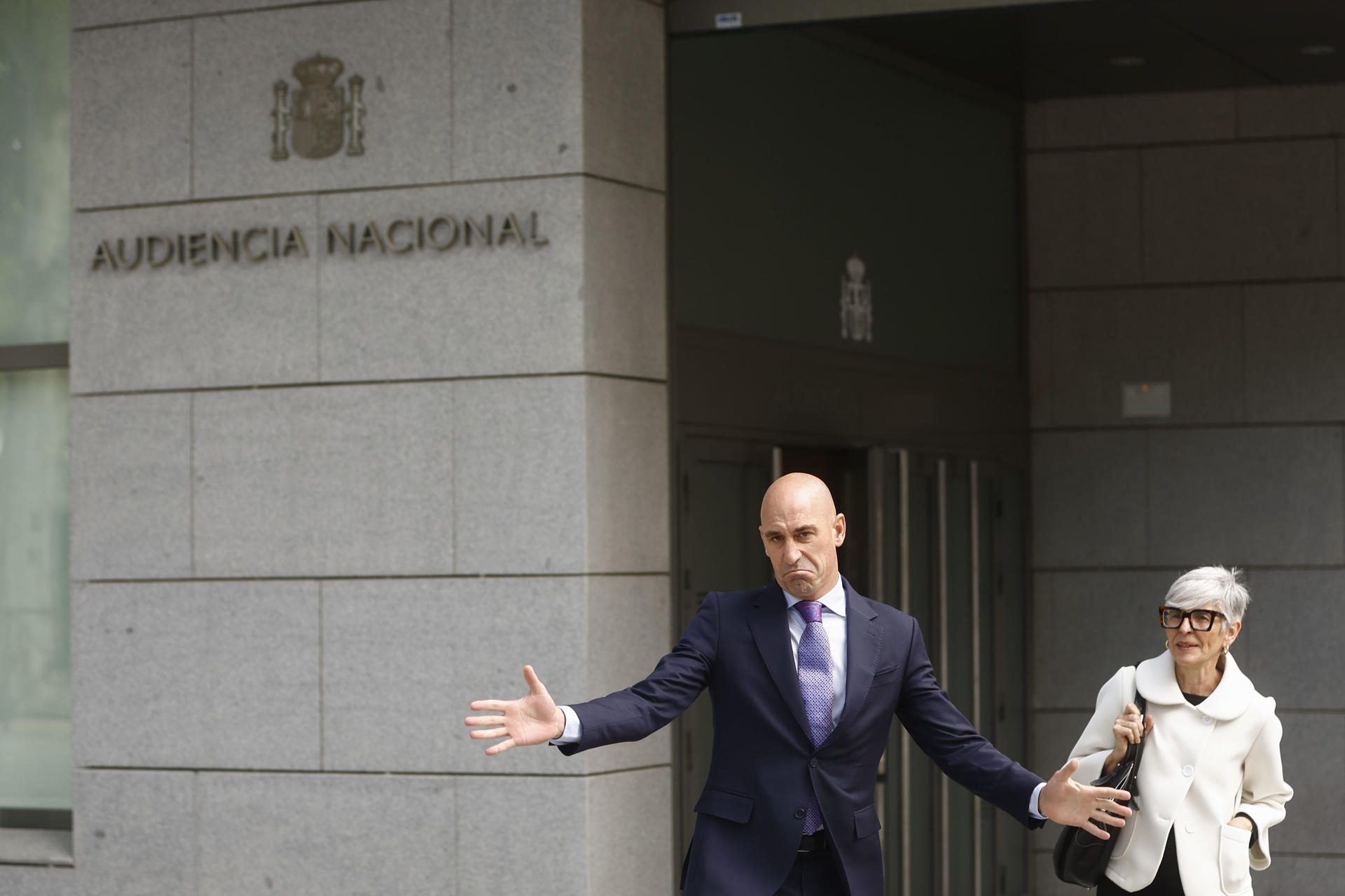 El expresidente de la Federación Española de Fútbol Luis Rubiales comparece en la Audiencia Nacional para que se le notifique formalmente la resolución que le envía a juicio por el beso no consentido a la jugadora Jenni Hermoso y las coacciones a las que habría sido sometida para justificarlo públicamente. EFE/ Rodrigo Jimenez
