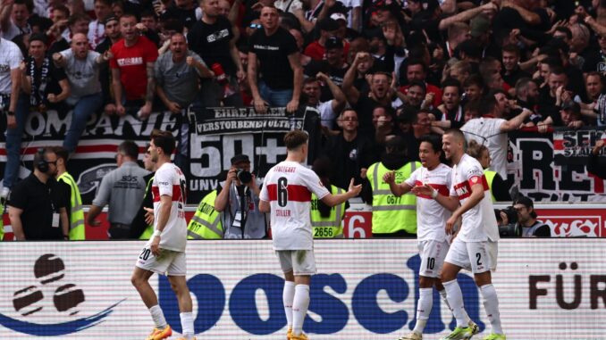 El jugador del Stuttgart Wooyeong Jong (2-d) celebra el 2-1 con sus compañeros durante el partido de la Bundesliga que han jugado VfB Stuttgart y Bayern Munich en Stuttgart, Alemania. EFE/EPA/ANNA SZILAGYI
