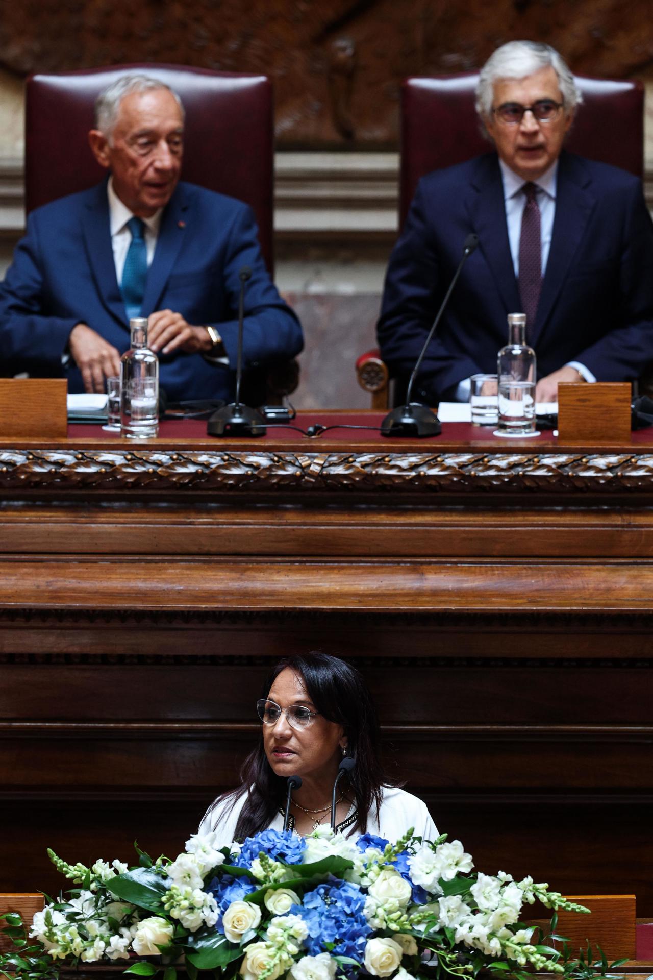 La Presidenta del Consejo Nacional de Derechos Humanos de Marruecos, Amina Bouayach (C, abajo), galardonada con el Premio Norte/Sur, pronuncia su discurso durante la ceremonia celebrada en el Parlamento portugués en Lisboa , Portugal, 21 de mayo de 2024. El Premio Norte-Sur del Consejo de Europa distingue anualmente a dos personalidades u organizaciones por su compromiso con los derechos humanos, la democracia y el Estado de derecho, y por su contribución al diálogo Norte-Sur y el fomento de la solidaridad, la interdependencia y las asociaciones. (Marruecos, Lisboa) EFE/EPA/TIAGO PETINGA
