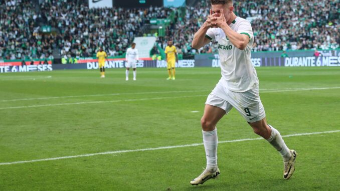 El jugador del Sporting Viktor Gyokeres celebra tras marcar el 3-0 durante el partido de fútbol de la Liga de Portugal entre Sporting CP y Portimonense SC en el estadio Alvalade XXI, en Lisboa. EFE/EPA/ANTONIO PEDRO SANTOS
