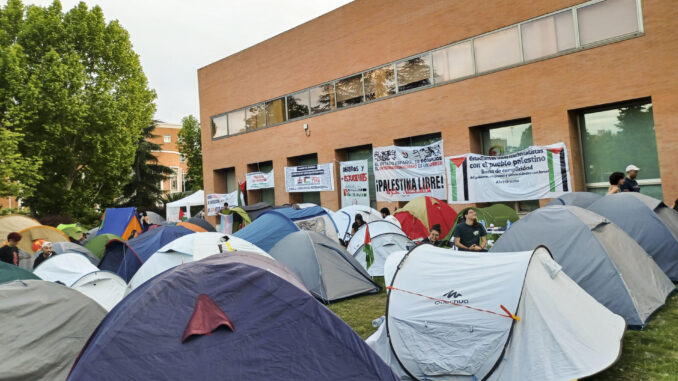 Imagen de archivo de la acampada de estudiantes a favor de Palestina en la explanada de la Universidad Complutense, en Madrid. EFE/Juliana Leao-Coelho
