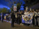 Aficionados del Real Madrid celebran el título de Liga en la plaza de Cibeles este sábado en Madrid.- EFE/Daniel González