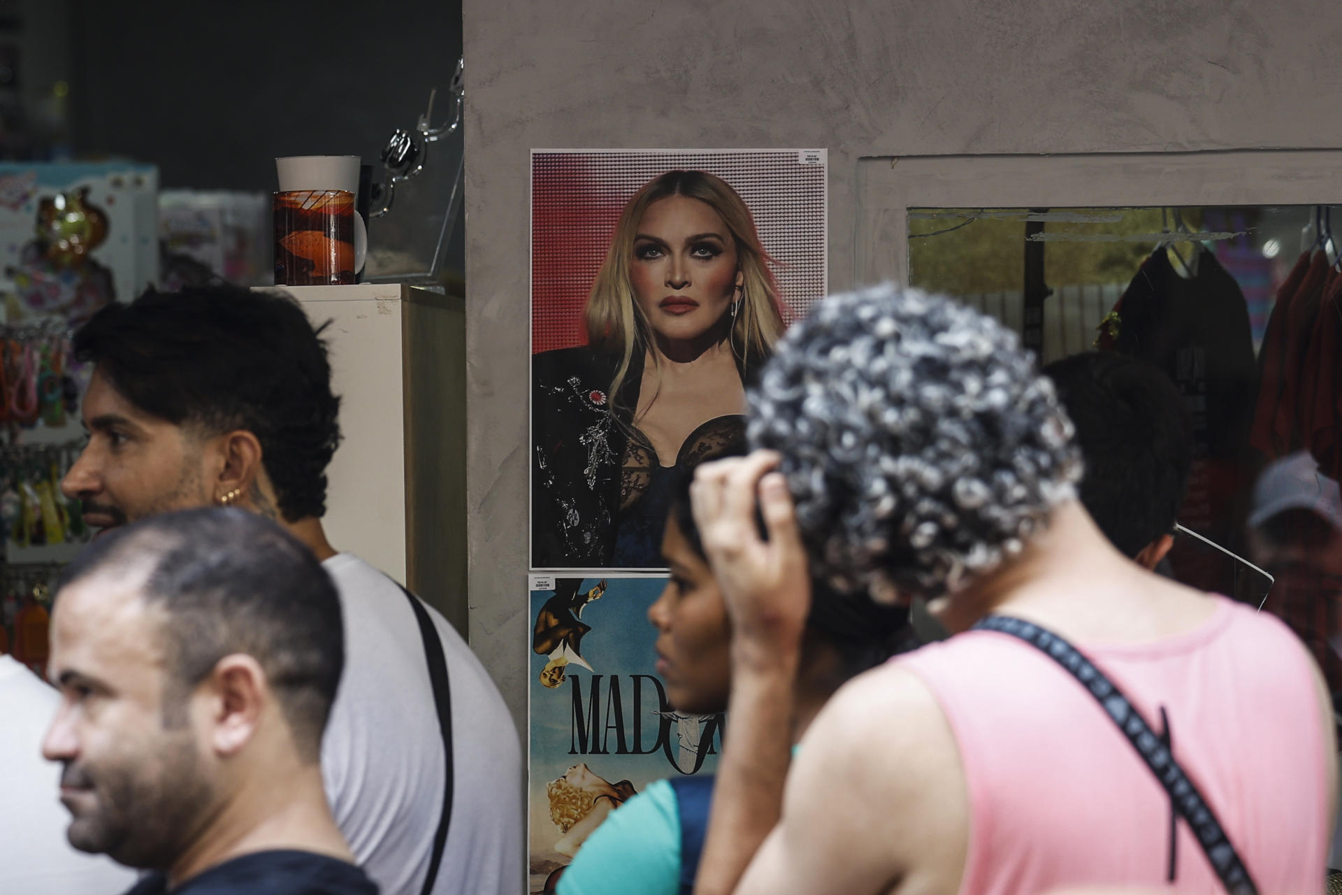 Fotografía que muestra mercancía en venta alusiva a la artista estadounidense Madonna en Río de Janeiro (Brasil). Se espera que el show reúna a 1,5 millones de personas, siendo el mayor concierto en sus 40 años de carrera. EFE/ Antonio Lacerda
