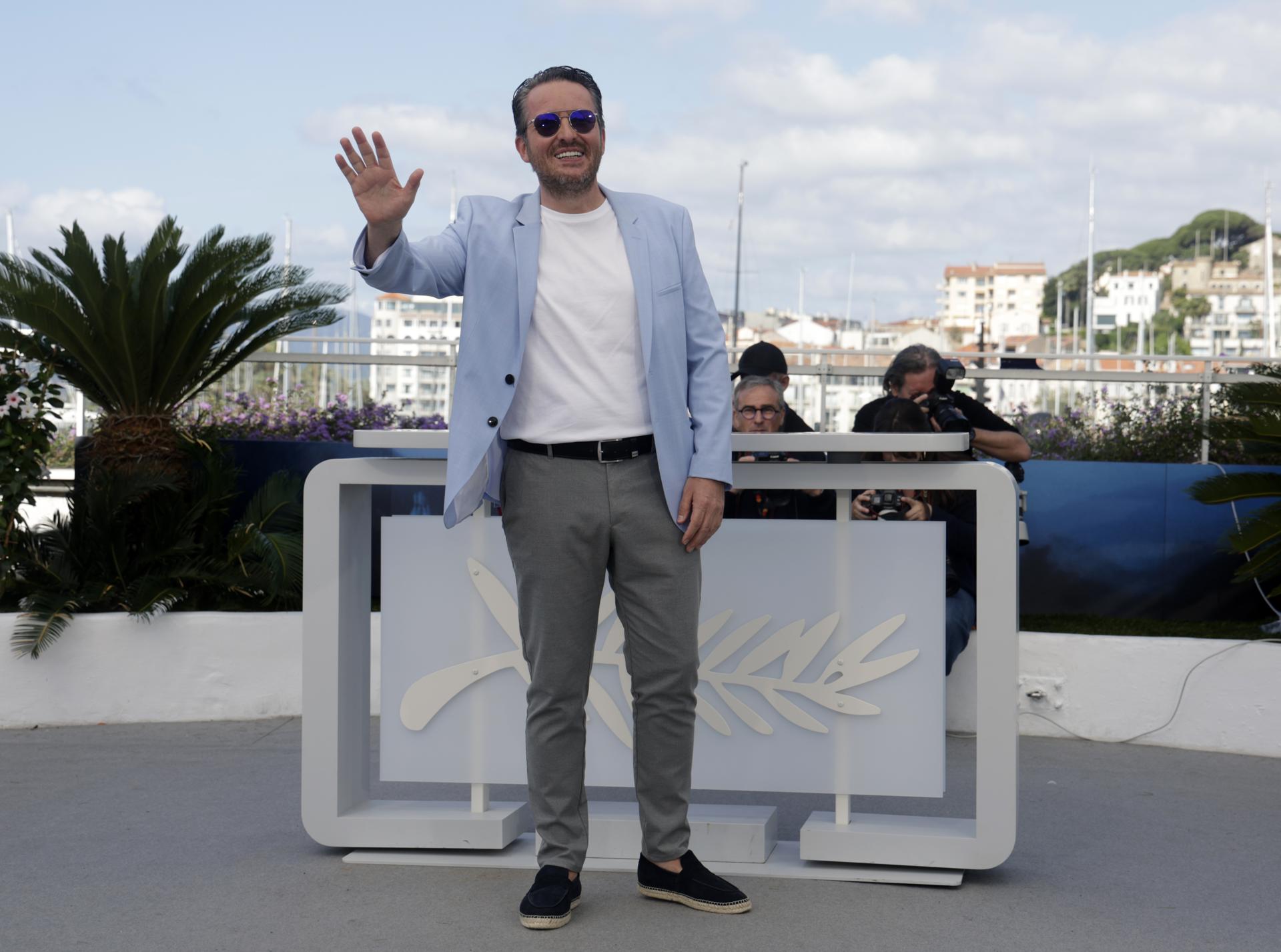 Cannes (Francia).- El director Emanuel Parvu asiste a la sesión fotográfica de 'Trei Kilometri Pana La Capatul Lumii (Tres kilómetros hasta el fin del mundo)' durante el 77º Festival de Cine de Cannes. EFE/EPA/GUILLAUME HORCAJUELO

