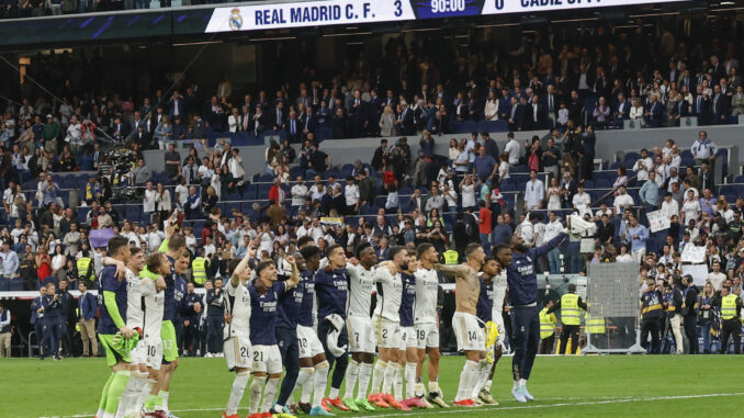 Los jugadores del Real Madrid saludan al finalizar el partido de la jornada 34 de la Liga EA Sports que disputaron Real Madrid y Cádiz en el estadio Santiago Bernabéu en Madrid. EFE/JJ Guillén
