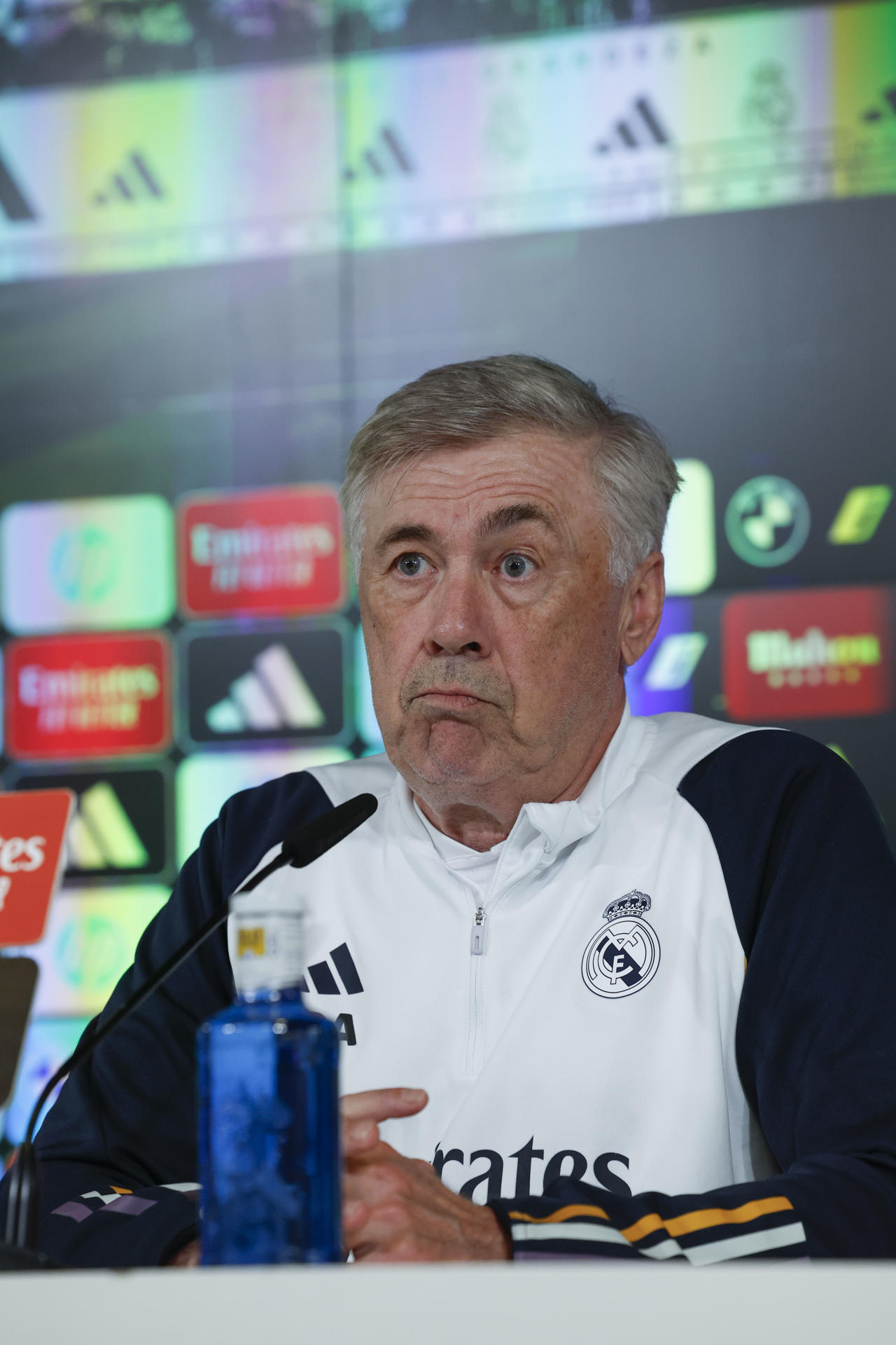 El entrenador del Real Madrid, Carlo Ancelotti, durante la rueda de prensa tras el entrenamiento realizado este viernes en la Ciudad Deportiva de Valdebebas, para preparar el partido de LaLiga que el conjunto blanco disputa ante el Granada mañana sábado en El Nuevo Los Cármenes. EFE/Zipi Aragón
