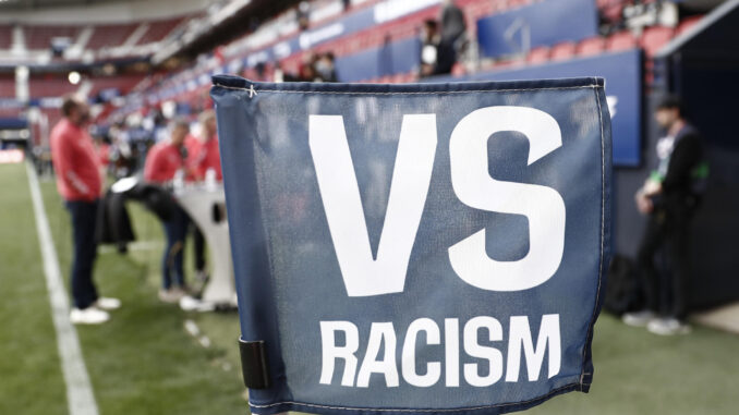 Imagen de archivo de un banderín de córner luciendo una consigna contra el racismo en un campo de fútbol. EFE/ Jesús Diges
