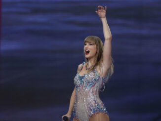 La cantante y compositora estadounidense Taylor Swift actúa en el escenario con motivo de su concierto 'The Eras Tour' en el estadio Santiago Bernabeu de Madrid, España, el 29 de mayo de 2024. EFE/Juanjo Martín